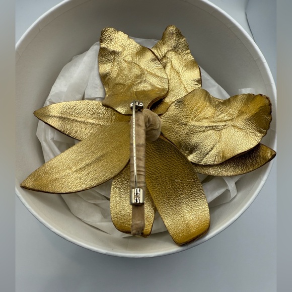 New! Chanel Gold Leather brooch limited to Europe - Picture 3 of 9